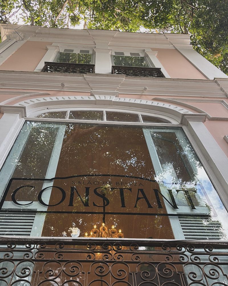 Fachada do casarão do Constant Benjamin vista de baixo, com o nome Constant na janela e a varanda de ferro trabalhado